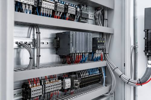Cableado de gabinete de control industrial para paneles PLC y cableado de terminales